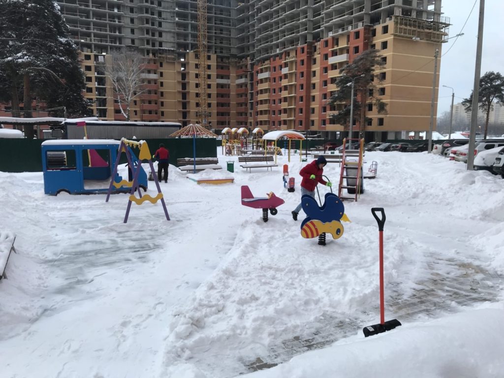 Уборка снега на детской площадке