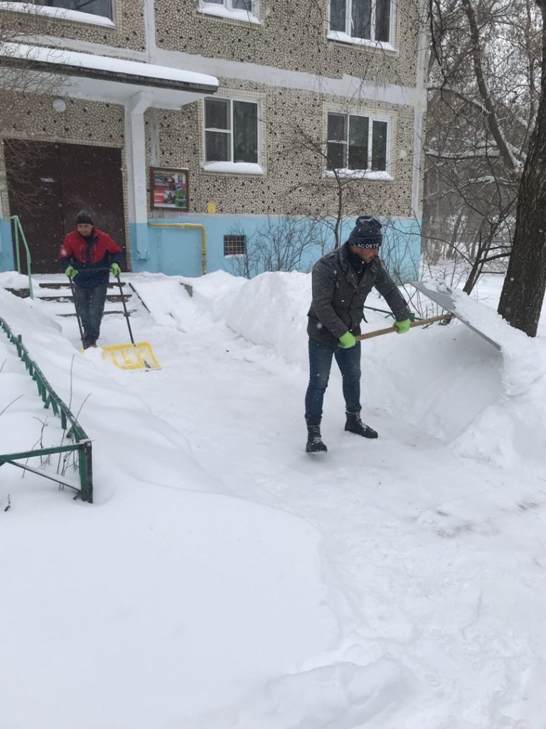 С самого утра наши дворники убирают снег расчищая выходы из подъездов